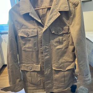 Oscar Jacobson overshirt - Hej jag säljer en Oscar Jacobson overshirt i 9/10 skick som har ett nypris på 3000 kr. Den är i storlek S och perfekt hösten😇😇😇