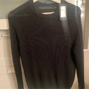 Svart stickad tröja från The Black Label Collection - Säljer en snygg svart stickad från lager 157. Lappen sittet kvar och den är aldrig använd!! Storlek L men jag skulle säga S