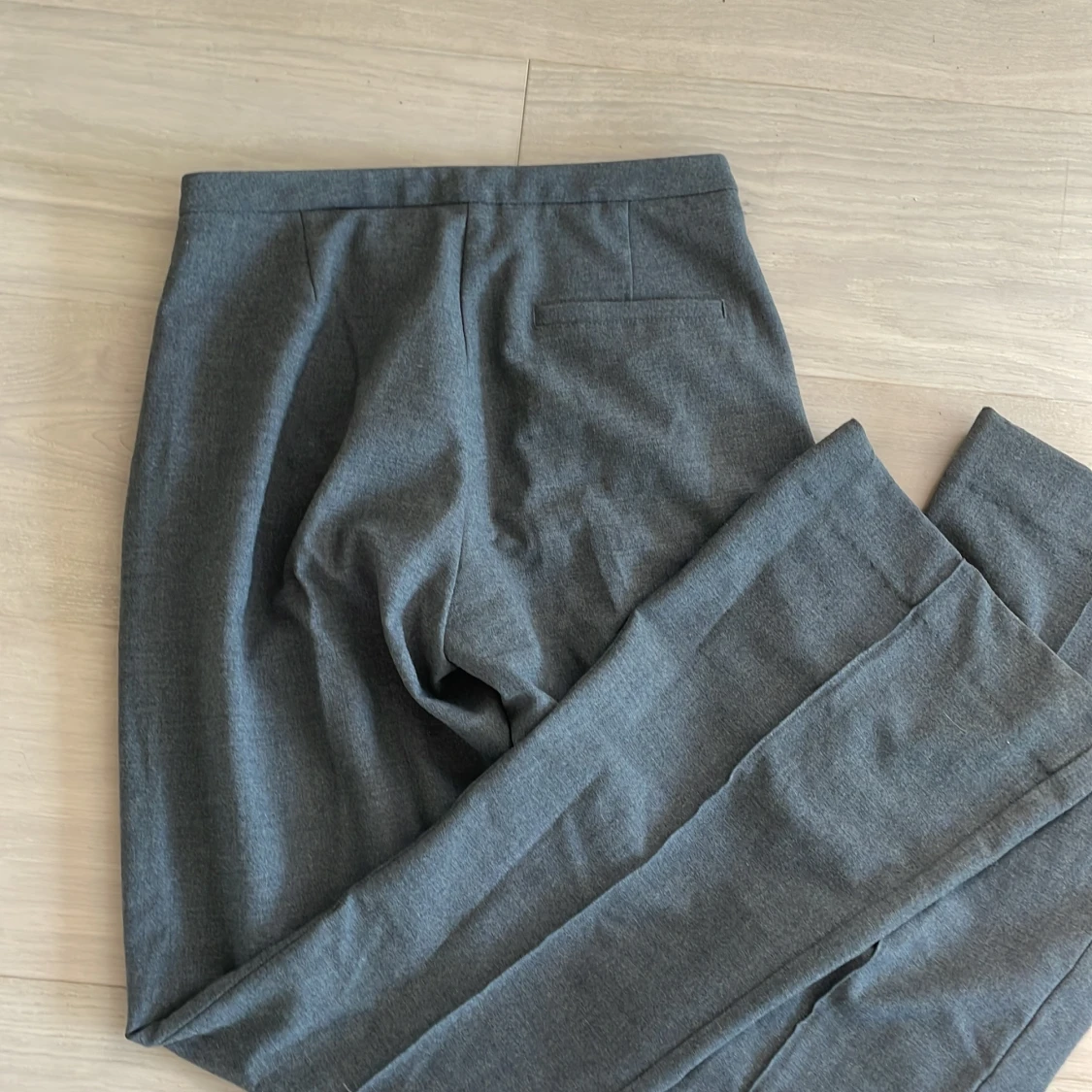 Gråa kostymbyxor  - 90