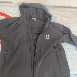 Haglöfs regnjacka  - Säljer en helt ny haglöfs regnjacka i storlek S