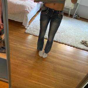 Low waist bootcut jeans med silver nitar