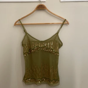 Glitter topp - Glittrig grön topp, fint material. Bra skick. Guld och gröna pärlor och detaljer. 
