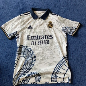 Real Madrid tröja  - En överfet Real Madrid tröja i dragon special edition som är väldigt sällsynt att hitta. Tröjan är använd 1 gång så iprincip helt ny. Den har nummer 10 Modric på ryggen⭐️ Intresserad?