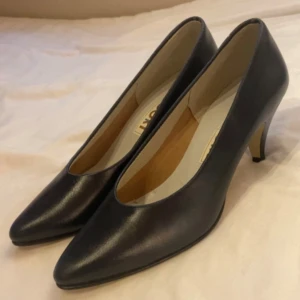 Klackar - Jätte fina mörkblåa klackar, perfekt till jeans!! Endast använda en gång ute🙏