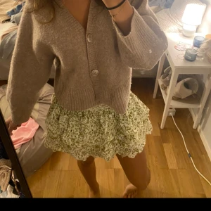 Volang kjol från zara  - Säljer då jag inte får någon användning för plagget, storlek M men passar även mig S 