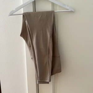 Träningstights - Lovisa Barkmans klädmärke. Använda fåtal gånger.