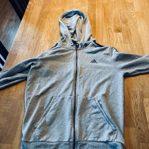 Adidas hoddie med dragkedja  - Bra skick, använd rätt så mycket. Storlek medium 