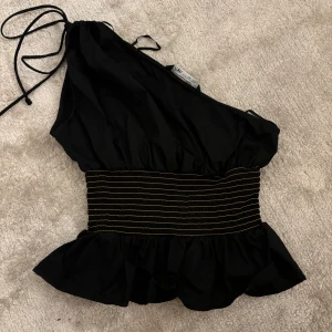Zara topp - Jättesöt topp från zara som tyvärr inte kommit till användning💕💕