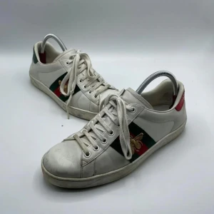 Vita sneakers med broderad detalj - Säljer ett par as feta Gucci Ace Bee skor för ett extremt bra pris. Skorna är i bra skick, har mycket kvar att ge (8/10). 