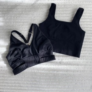 Set med två sporttoppar/sport-bh  - Set med två sporttoppar/sport-bh. Storlek XS. Bra skick, cirkeln på ryggen på sport-bh har tappat lite färg. 