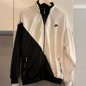 Nike track suit - Nike Tracksuit, använd ett par gånger men är lite baggy för mig