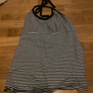 Halter topp - Randig haltertopp i bra skick💕