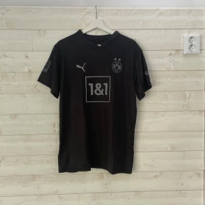 Borussia Dortmund  - Säljer en snygg Dortmund  fotbollströja från Puma med BVB-logga på bröstet. Tröjan är i bra skick och aldrig använd.  Perfekt för fotbollsfans eller som träningsplagg! Pris kan diskuteras. Passar s/m.