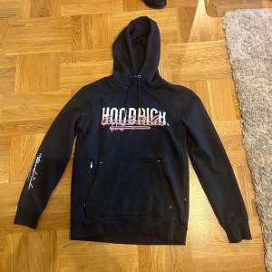 Hoodrich hoodie som nästan är helt oanvänd. Använd gärna köp nu💓