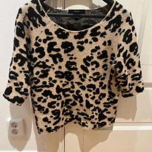 Leopard kortärmad tröja - Vero Moda stickad leopard tröja som är klippt av förra ägaren☺️ Super skön material och passar till allt!