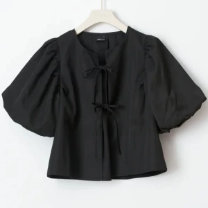 Puff sleeve blouse  - Säljer min jättefina blus som tyvärr inte kommer till användning längre💕 använd få gånger, är som ny😊