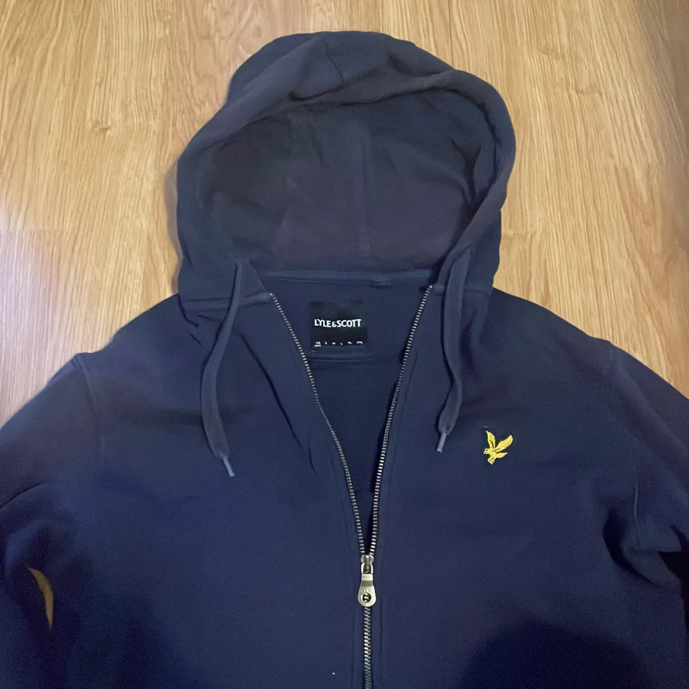 En Mmörk blå lyle and scott zip, pris kan såklart diskuteras. Hoodies.