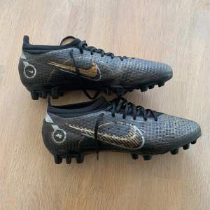 Fint skick  AG dobbar Nike Mercurial Vapor 14 Pro AG-PRO Shadow - Svart/Guld/Silver Storlek 40.5