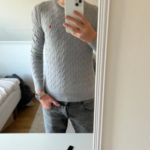 Morris stickad  - Bekväm och snygg tröja jag tyvvär har växt ur 10/10 i skick och den passar 165-175 cm 