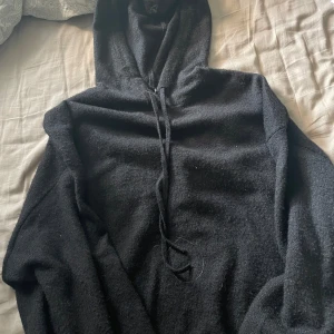 Stickad hoodie - Säljer en super mysig stickad hoodie från Lindex i stl M. Perfekt nu till hösten. Säljer för 130