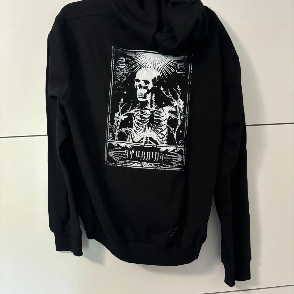 Hoodies den svarta för 20kr den blåa för 60kr båda i storlek L . Hoodies.