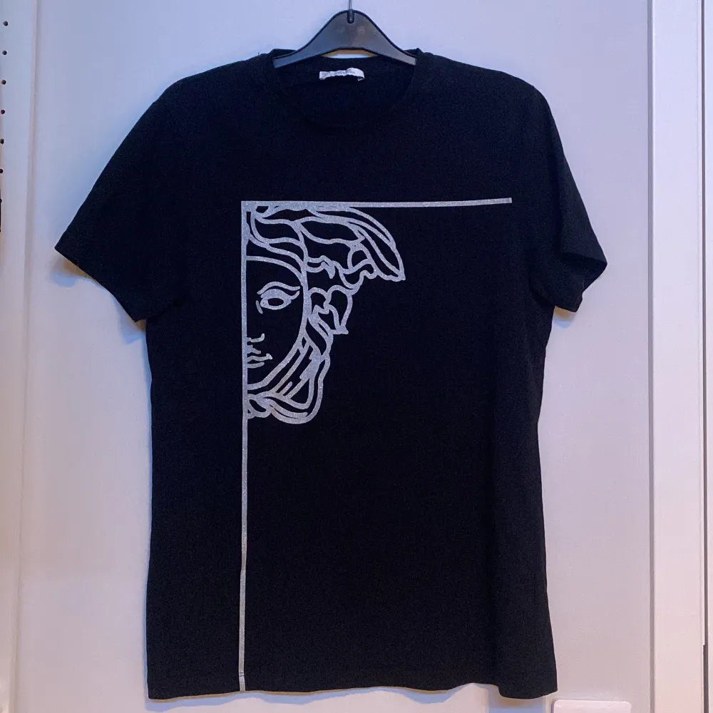 Säljer nu en fet Versace t shirt i storlek S perfekt för högsommaren. Mitt pris 599kr Kontakta vid vidare funderingar eller frågor. T-shirts.