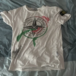 Stone Island T-Shirt - Säljer en mycket fin stone island t-shirt, storleken är M och skicket är 7-10 (Inga skador bara använd)