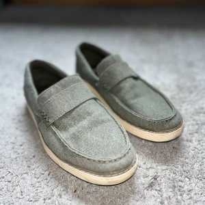 Loafers - Väldigt fina loafers, passar till alla stilar. Storlek 43. Lite off season nu så de är billigare!!
