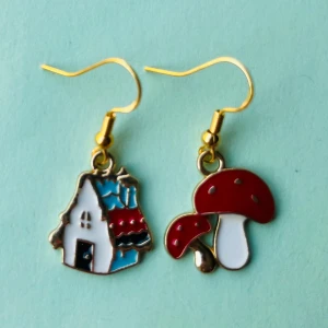 Hus och svamp örhängen  - Nickelfria krokar. Hämtas i Hornstull i Stockholm eller skickas. ❤️