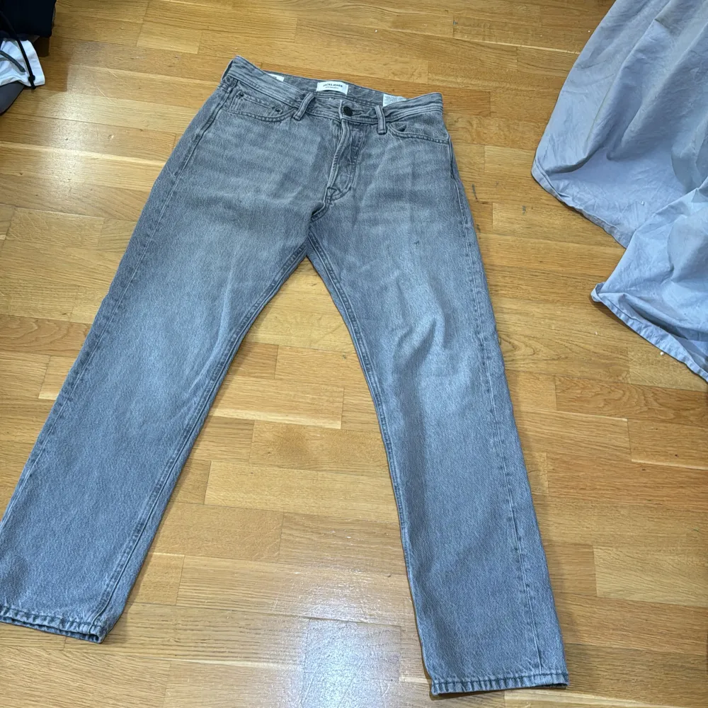 Säljer ett par grå jeans i loose fit. De har en avslappnad passform och är perfekta för en chill stil. Jeansen har en klassisk femficksdesign och är i bra skick. Perfekta för vardagsbruk!. Jeans & Byxor.