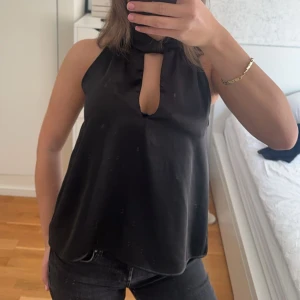 Satintopp - Jättefin och väldigt efterfrågad topp från zara!!🩷 Toppen är i jättefint skick utan några tydligare defekter!