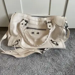 Vit Balenciaga city bag som är väldigt lik. Köpt på second hand😄storlek 30 X 22 X 10