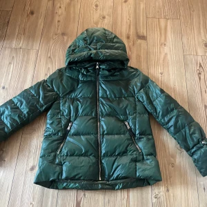 Grön jacka - Grön puff jacka från Zara Woman, storlek XS💚  La upp annonsen idag 3 sep, om nån är intresserad av att köpa den idag så får man gärna de, annars kommer jag skicka tillbaks den imorgon