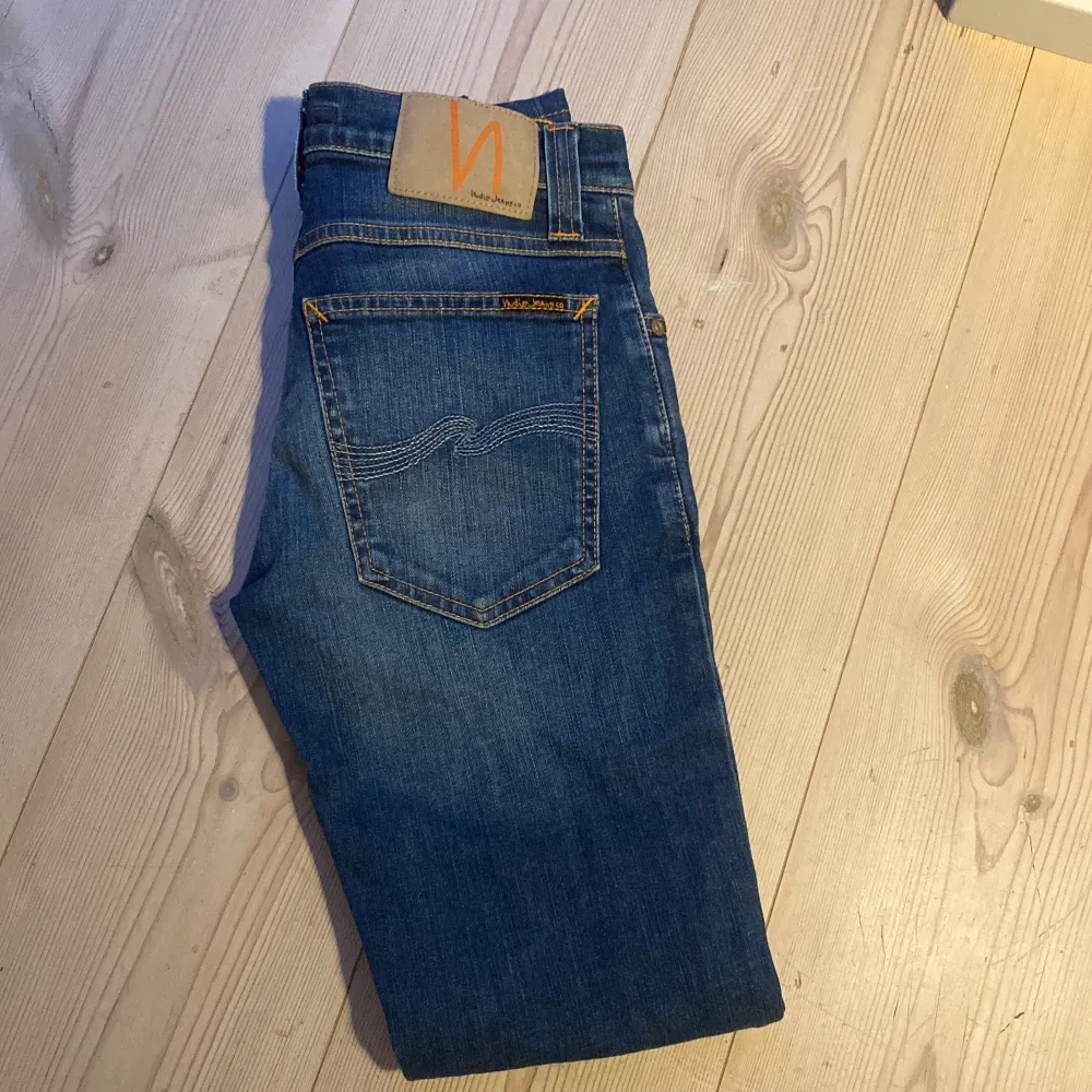 Jag säljer dessa feta nudie jeans för bra pris nypris runt 1400kr Passar strl 32. Jeansen är i toppskick.. Jeans & Byxor.