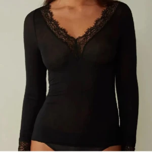 svart intimissimi tröja - Svart Intimissimi tröja i storlek S, inga tydliga tecken på att den varit använd. Skriv om det skulle önskas bilder💘