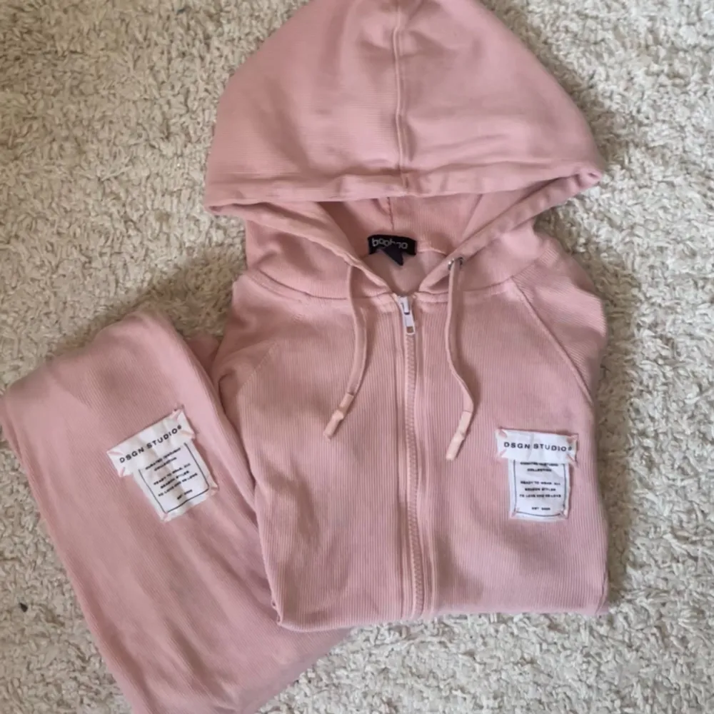 Jätte snyggt rosa set med utsvängda ben, man kan välja om byxorna ska vara högmidjade eller lågmidjade då man kan vika upp eller ner midjan på byxorna. Hoodies.