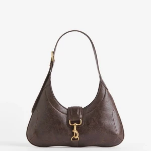 H&m väska - Säljer en super fin axelväska från h&m. Jätte fin färg till hösten. Väskan är i nästintill nyskick.