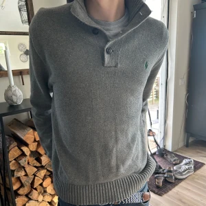 Ralph Laurent tröja med knappar - Säljer min stickade ralph laurent tröja i superfint skick. Inga defekter eller skavanker, i nyskick! Stickad tröja perfekt nu inför hösten/vintern. Modellen på bilden är va 180 cm. Storlek M. Vi fler frågor eller funderingar hör gärna av er!
