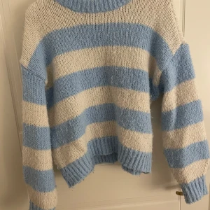 Stickad tröja  - Stickad tröja i bra skick, tecken på användning men inga fläckar eller trasiga delar. Köparen står för frakt 💕