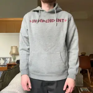 Säljer min Independent Hoodie som jag inte använder längre och att den sitter tight.