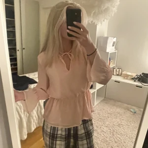 Söt rosa blus - As söt rosa blus som är tunn i tyget och as fin, sparsamt använd och i mycket bra skick. Väldigt fin rosa färg och inte genomskinlig alls, hör av er för frågor annars tryck på köp nu 😁💕💕🥰