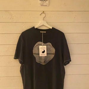 OUR LEGACY WORKSHOP BOX T-SHIRT - Helt oanvänd Our Legacy Box T-shirt.  Nypris 1100kr och går ej att få tag på längre. 