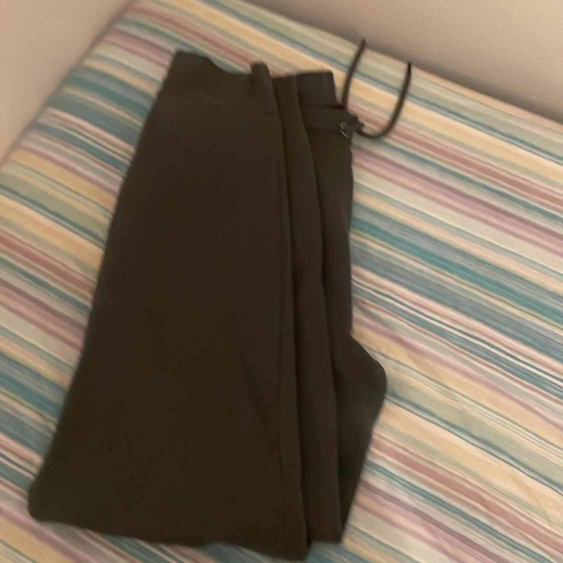 Svarta mjukisbyxor med broderad text - 90