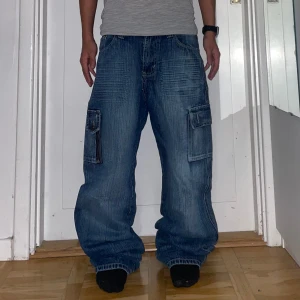 Vintage jeans - Jätte snygga jeans men en blå färg. Den har fickor på sidorna o är i storlek M. Midjemått: 41 cm raktöver, Ytterben slängd: ca 114cm