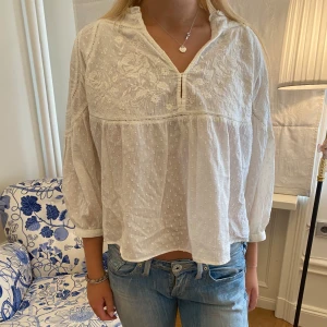 Blus - Söt blus från zara, knappt använd❣️
