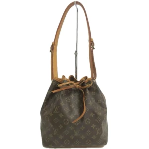 Louis Vuitton Petit Noe - Vackra Louis Vuitton Petit Noe! Har blivit go-to-väskan för alla skandinaviska tjejer med goda skäl då den är tidlös, har en klassiskt vacker design och passar alla tillfällen.