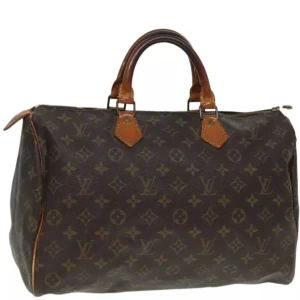 Louis Vuitton Speedy 35 - Louis Vuitton Speedy 35. Ett måste i väskkollektionen! Bra storlek för både vardagsbruk och resor. Perfekt att använda som skol-/arbetsväska. Speedy ger en touch av lyx och stil till varje outfit. Tillverkad i den ikoniska monogramduken.