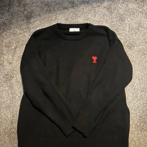 Stickad Ami Paris Tröja - Som rubriken lyder en stickad tröja från Ami Paris Storlek M men passar vissa S Använd ett fåtal gånger Kom med prisförslag, Skammbud nekas dirket  (Tvättar alltid allt en extra gång innan det skickas)