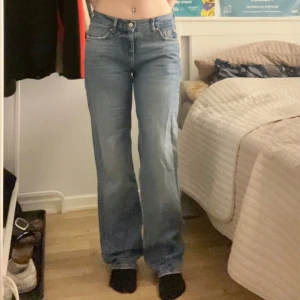 Straightleg jeans - straightleg Gina jeans. Använda max 5 gånger med små slitningar längst ner. Jag är 156cm och brukar bära S men de är lite stora på mig i midjan. Skriv för fler bilder eller mått🥰