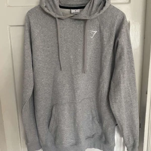 Gymshark hoodie grå - Säljer nu min gymshark hoodie i jättebra skick eftersom den har blivit lite för liten och knappt kommer till användning. En tröja som både passar på och utanför gymmet, bara att höra av sig vid flera frågor